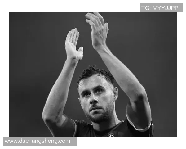 足球明星离世引发全球哀悼球迷们深感悲痛与怀念