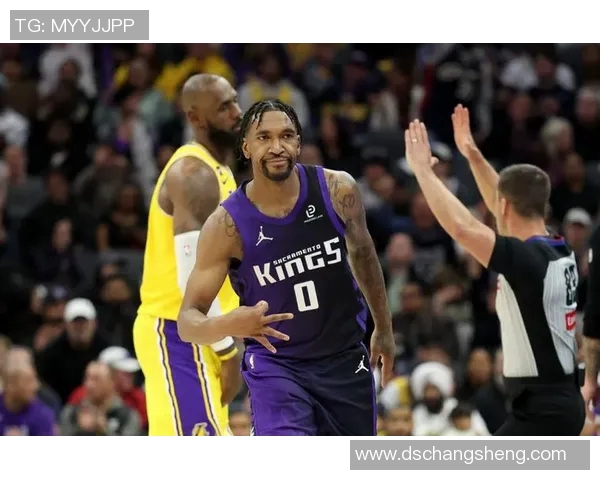 足球明星齐聚湖人主场共赏精彩比赛热情互动引发球迷热议